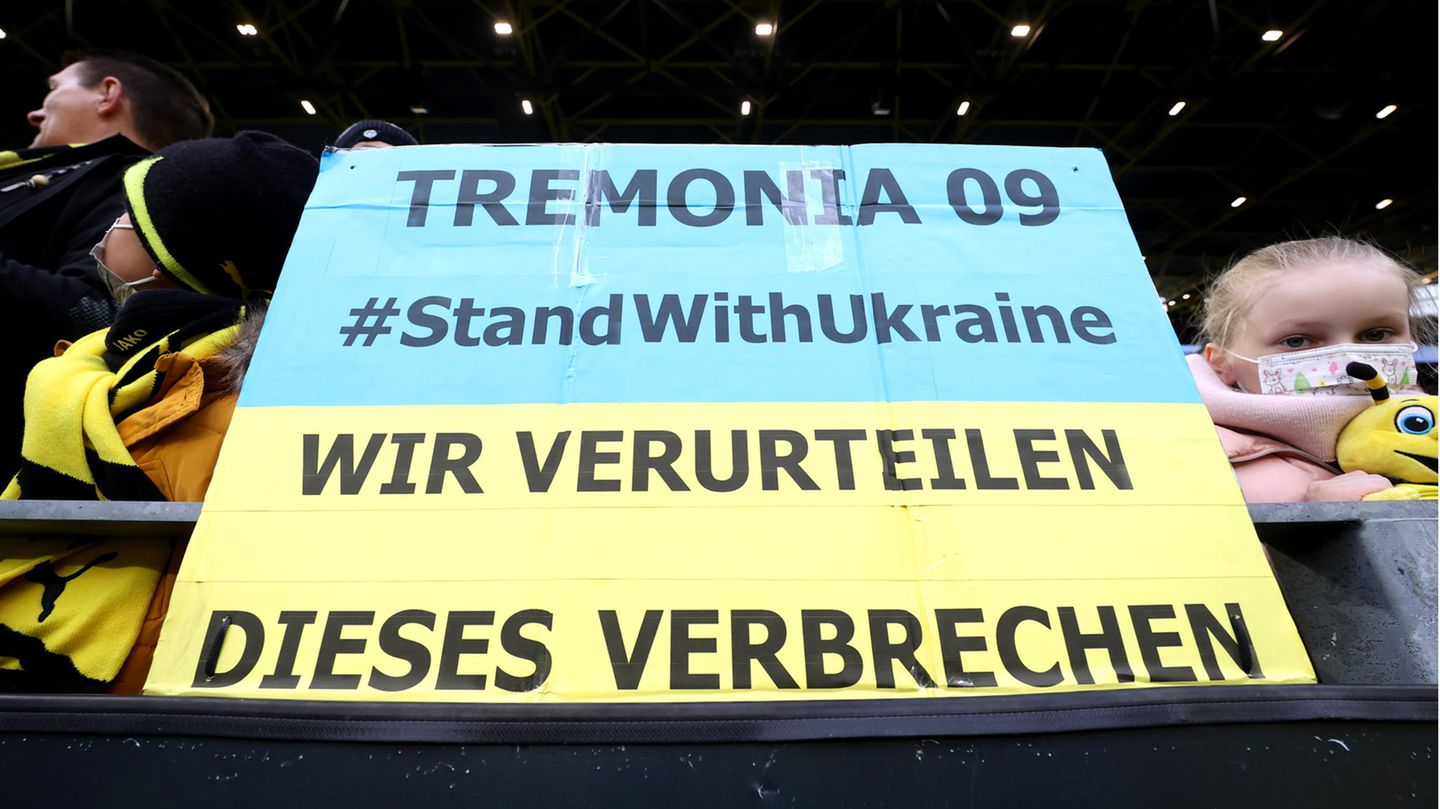 BVB-Fans halten ein Anti-Kriegsplakat im Signal-Iduna-Park während des Spiels gegen RB-Leipzig