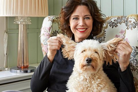 Ildikó von Kürthy mit ihrem Mini-Golden-Doodle Hilde