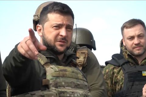 Video: Selenskyj besucht die Umgebung von Kiew