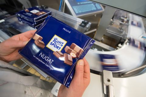 Mitarbeiterin von Ritter Sport hält Tafel Schokolade in den Händen
