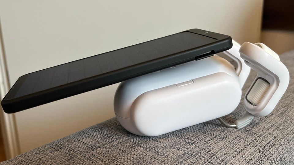 Solarpanel am Switchbot Curtain Rod 2.0 Solarpanel am Switchbot Curtain Rod 2.0