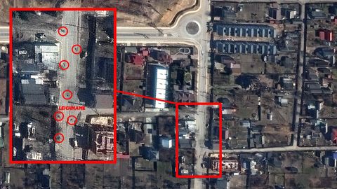 Ein Satellitenbild vom 31. März 2022 zeigt im vergrößerten Ausschnitt links, dass schon vor dem Abzug der russischen Truppen Leichen auf den Straßen von Butscha lagen