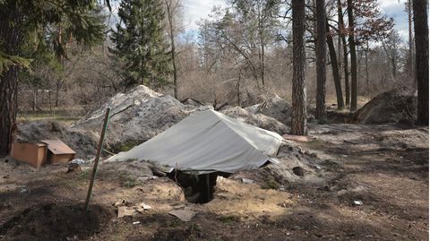 Ukraine: Eine abgedeckte Grube im Zentrum von Butscha