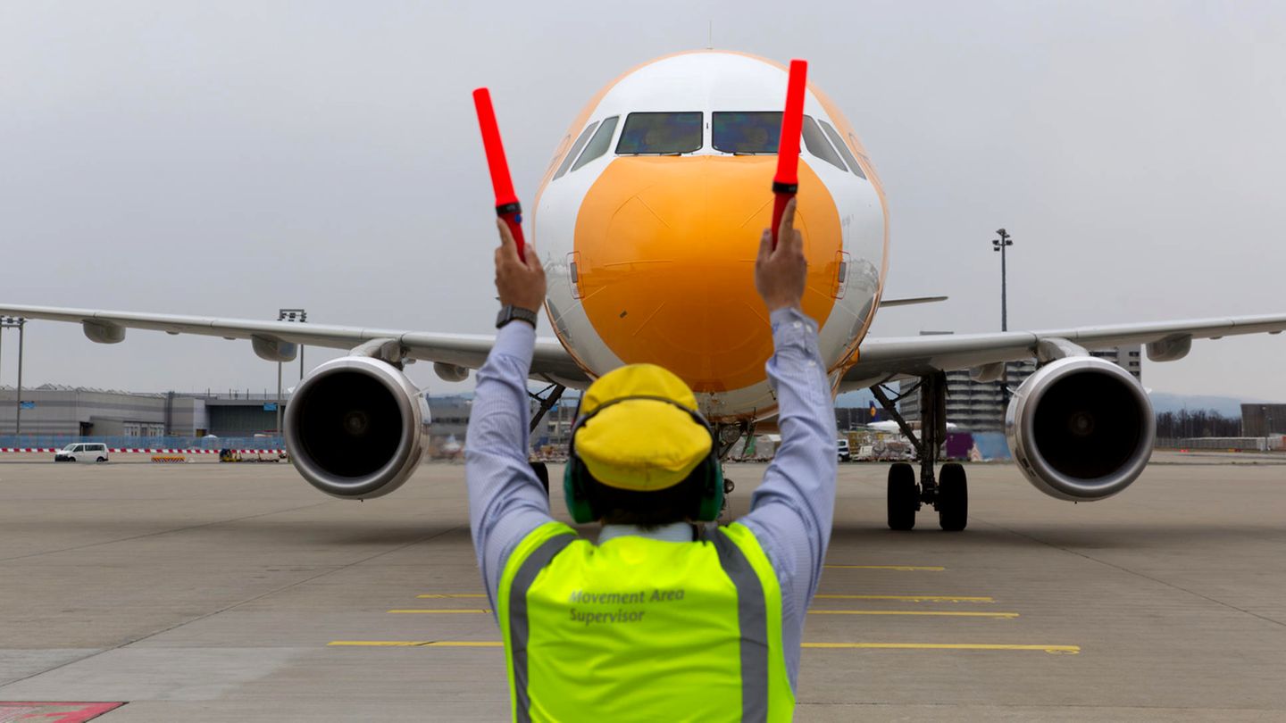 Condor A321 D-AIAD Sunshine