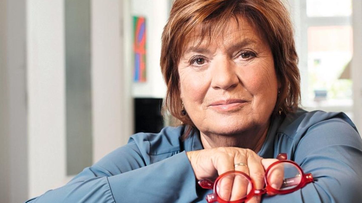Christine Westermann, deutsche Fernsehmoderatorin und Radiomoderatorin, Journalistin und AutorinEngl.: Christine Westermann, German TV host and radio presenter, journalist and author, Moderator, TV, WDR, television, column, star, room-free, media, Christine Westermann lehnt sich auf einen Stapel Bücher