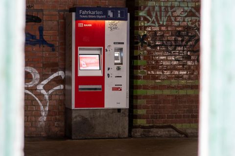 Ein Fahrscheinautomat in einem Bahnhof. In Nürnberg sorgte ein Automat nun für Schnäppchenpreise. (Symbolbild)