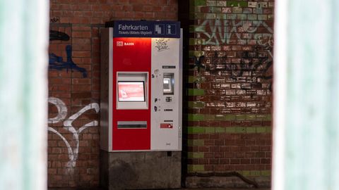 Ein Fahrscheinautomat in einem Bahnhof. In Nürnberg sorgte ein Automat nun für Schnäppchenpreise. (Symbolbild)