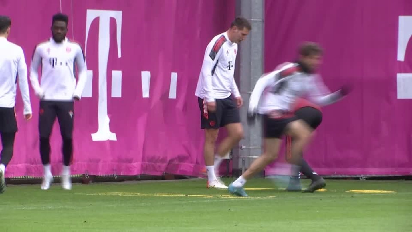 Video: Bayern fahren mit Davies nach Villareal