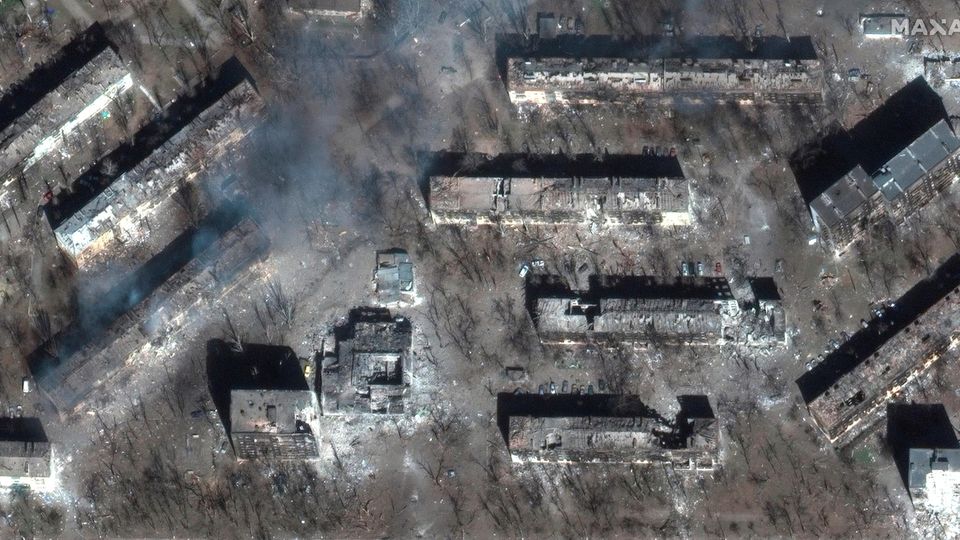 Ein Satellitenfoto zeigt Schäden an Wohngebäuden