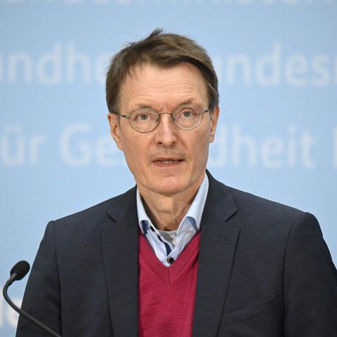 Bundesgesundheitsminister Karl Lauterbach nimmt die freiwillige Isolation bei einer Corona-Infektion zurück