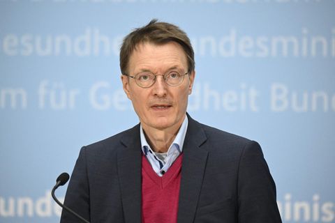 Bundesgesundheitsminister Karl Lauterbach nimmt die freiwillige Isolation bei einer Corona-Infektion zurück
