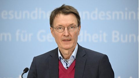 Bundesgesundheitsminister Karl Lauterbach nimmt die freiwillige Isolation bei einer Corona-Infektion zurück