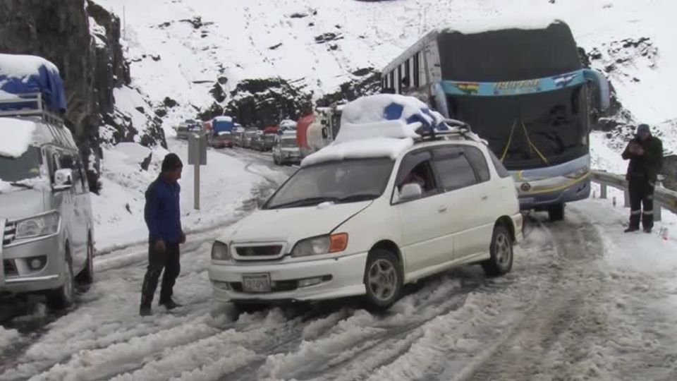 Bolivien: Schnee sorgt für Chaos und kilometerlange Staus Bolivien: Schnee sorgt für Chaos und kilometerlange Staus