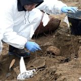 Srebrenica, Bosnien-Herzegowina (1995). Die Ereignisse von 11. bis 19. Juli 1995 im Zuge der Jugoslawienkriege (1991 bis 2001) gelten als das furchtbarste Massaker in Europa nach dem Zweiten Weltkrieg. Insgesamt wurden etwa 8000 bosnische Muslime von bosnisch-serbischen Einheiten ermordet. Die Kleinstadt lag in einer muslimischen Enklave, die zur UN-Schutzzone erklärt worden war. Daher war Srebrenica Zufluchtsort für Tausende Kriegsflüchtlinge geworden. Da die niederländischen UN-Blauhelmsoldaten kein Mandat für ein aktives Eingreifen besaßen, sahen sie der "ethnischen Säuberung" der Einheiten unter Führung des Generals Ratko Mladic tatenlos zu. Unter dem Vorwand, Kriegsverbrecher zu suchen, trennten die bosnischen Serben Frauen und Männer. Frauen und Kinder wurden mit Bussen bis an die Grenze zu bosnisch-muslimischem Gebiet gebracht. Die zurückgebliebenen Männer – zumeist im wehrfähigen Alter zwischen 18 und 60 – wurden an verschiedenen Orten hingerichtet und verscharrt. Um den Massenmord zu verschleiern, hoben die Täter einige Gräber wieder aus und verteilten die menschlichen Überreste auf andere Gebiete. Solche "Umbettungen" ereigneten sich auch nach Ende des Krieges noch. UN und Internationaler Gerichtshof in Den Haag deklarierten das Massaker an bosnischen Muslimen schließlich als Völkermord. Die Hauptverantwortlichen, General Ratko Mladic und der politische Führer Radovan Karadzic, wurden zu lebenslanger Haft verurteilt. Im Bild: Exhumierung eines Massengrabes in Kozluc nahe Srebrenica (2015).