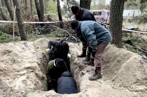 Ukraine-Krieg: Helfer bergen Leiche von Bürgermeistern in Motyschyn