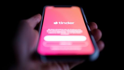Tinder-App als Symbolfoto für Artikel über Bitcoin-Betrug