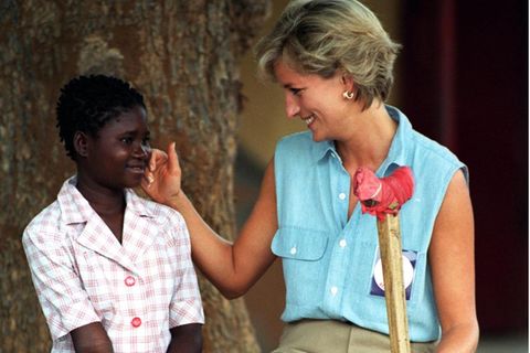 Prinzessin Diana trifft Sandra Thijika in einer orthopädischen Werkstatt in Luanda im Januar 2014. Der Besuch der Prinzessin in Angola trifft auf ein weltweites Medienecho, weil sie mutig auch durch Landminen-Felder läuft