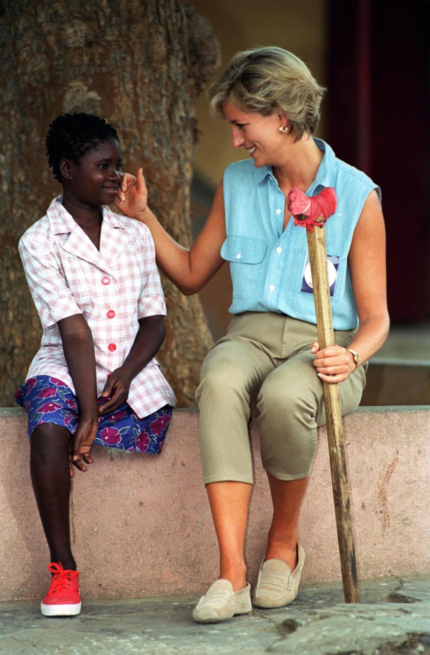 Prinzessin Diana trifft Sandra Thijika in einer orthopädischen Werkstatt in Luanda im Januar 2014. Der Besuch der Prinzessin in Angola trifft auf ein weltweites Medienecho, weil sie mutig auch durch Landminen-Felder läuft