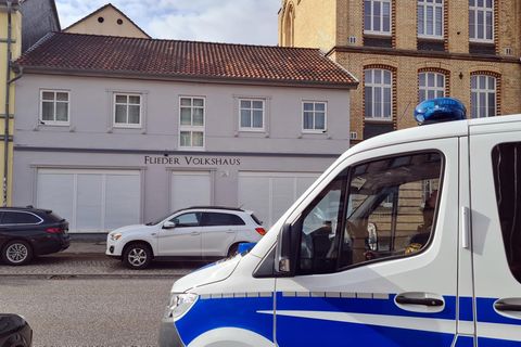 Ein Polizeifahrzeug steht vor dem "Flieder Volkshaus", das von der Polizei durchsucht wurde