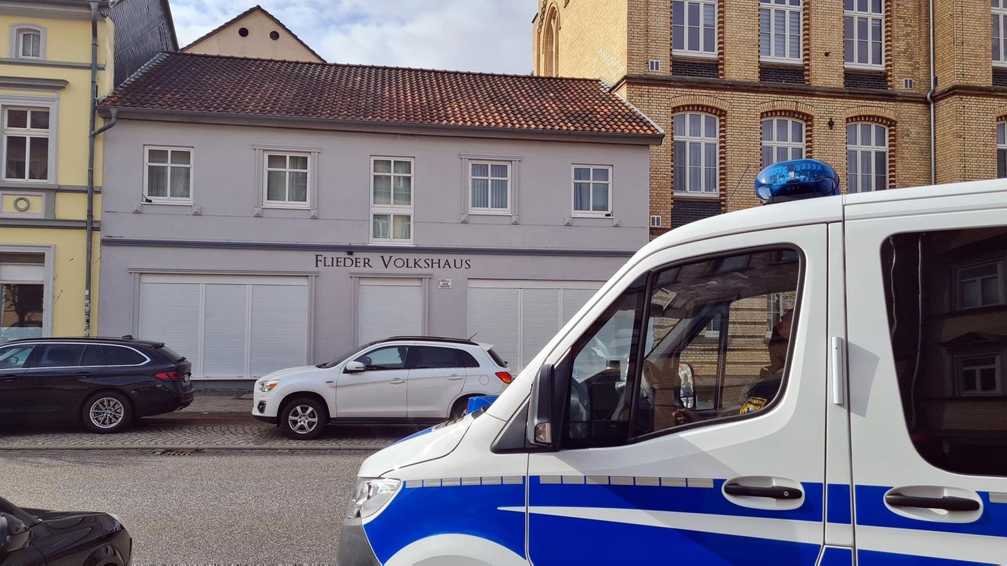 Ein Polizeifahrzeug steht vor dem "Flieder Volkshaus", das von der Polizei durchsucht wurde