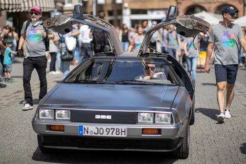 Der DeLorean DMC-12 mit geöffneten Flügeltüren