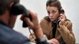 Besonders pikant: Es war Jacobi selbst, der Radan Sailovic (Marek Wlodarczyk, l.) hinter Gitter gebracht hat. Dessen Tochter Arija (Paula Beer) will den Fahrer des Unfallwagens aufspüren und ihren Bruder rächen. 
