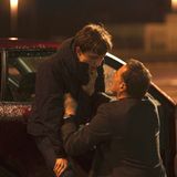 Aus Sorge um seinem Sohn gerät Michael Jacobi (Sebastian Koch, r) auf die schiefe Bahn. Alles, was der alleinerziehende Vater im Laufe der sechs Folgen von "Euer Ehren" macht, geschieht aus Liebe zu Julian (Taddeo Kufus). Die ARD zeigt diese hochspannende Serie am 9. und 10. April im TV, alle Episoden gibt es bereits jetzt in der Mediathek. 