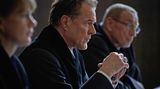Eigentlich ist Michael Jacobi (Sebastian Koch) ein hoch angesehener Richter. Der als unbestechlich und integer geltende Jurist verhandelt am Oberlandesgericht Innsbruck spektakuläre Fälle, daneben steht ihm eine glänzende politische Laufbahn bevor. 