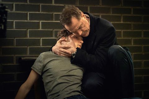 Die Wandlung des von Sebastian Koch herausragend verkörperten Michael Jacobi zu verfolgen ist eine wahre Freude und Grund genug, sich "Euer Ehren" anzuschauen - selbst wenn man die US-Serie "Your Honor" schon kennt. Denn der zunächst hochsympathische und rechtschaffene Mensch zeigt im Laufe der sechs Folgen eine Brutalität und Kaltherzigkeit, die man ihm zu Beginn nie zugetraut hätte. Bei allem kann man als Zuschauer dennoch für den Witwer Sympathie empfinden, der seine Frau verlor und das alles aus Liebe für seinen einzigen Sohn tut. 