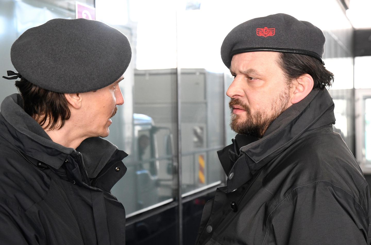 Das bekommt auch Franz Brunner (Sascha Alexander Geršak) zu spüren: Der wird von seinem Freund Jacobi gebeten, den Unfallwagen verschwinden zu lassen, und bekomt dafür 50.000 Euro. Damit ist der Grenzbeamte nun erpressbar geworden. 