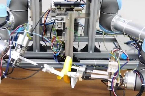 Künstliche Intelligenz: Roboter schält Banane durch Nachahmung – braucht aber etwas länger
