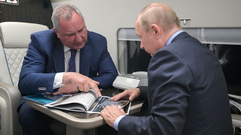 Dmitri Rogosin und Wladimir Putin bei einer Besprechung im Privatjet.