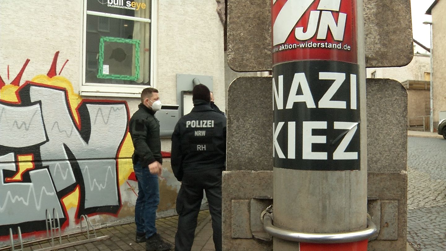 Polizisten vor einem Lokal in Eisenach.