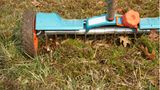 Gartenarbeit im April: Handvertikutierer im Einsatz