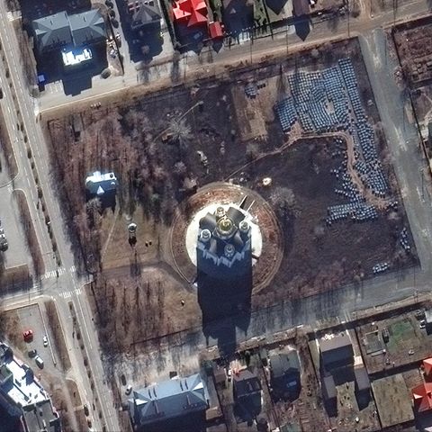 Satellitenbilder der Kirche von Butscha mit zahlreichen Leichensäcken auf dem Gelände