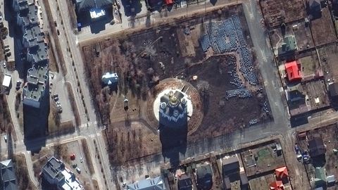 Satellitenbilder der Kirche von Butscha mit zahlreichen Leichensäcken auf dem Gelände
