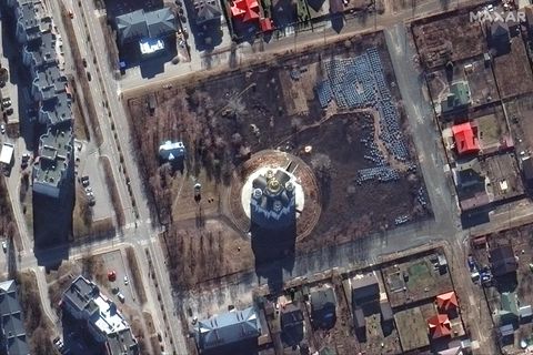Satellitenbilder der Kirche von Butscha mit zahlreichen Leichensäcken auf dem Gelände