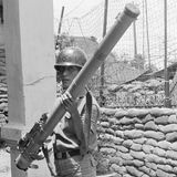 Diese Flugabwehrwaffe dürfte einigen Ukrainern bekannt vorkommen. Denn die "Strela" (russisch für Pfeil) ist eine Entwicklung aus der Sowjetunion und wird bereits seit vielen Jahrzehnten eingesetzt – wie hier im Vietnam-Krieg.