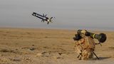Im Englischen heißt dieses Gerät "Light Force Anti-Tank Guided Weapon", übersetzt in etwa leichte Anti-Panzer-Lenkwaffe. Das Panzerabwehrgeschoss vom Typ "Javelin" liefert vor allem die USA in die Ukraine.