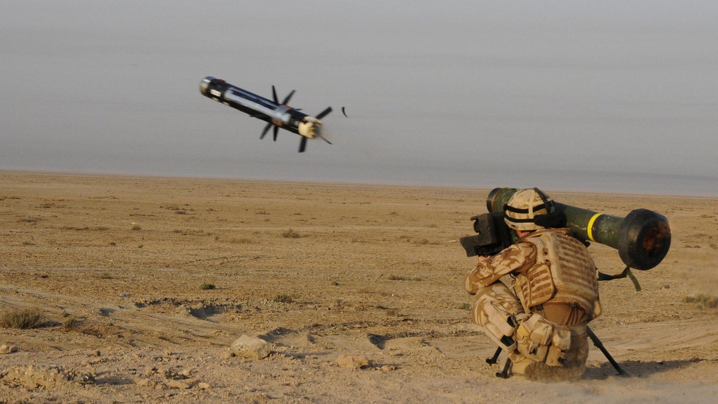 Im Englischen heißt dieses Gerät "Light Force Anti-Tank Guided Weapon", übersetzt in etwa leichte Anti-Panzer-Lenkwaffe. Das Panzerabwehrgeschoss vom Typ "Javelin" liefert vor allem die USA in die Ukraine.