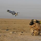 Im Englischen heißt dieses Gerät "Light Force Anti-Tank Guided Weapon", übersetzt in etwa leichte Anti-Panzer-Lenkwaffe. Das Panzerabwehrgeschoss vom Typ "Javelin" liefert vor allem die USA in die Ukraine.