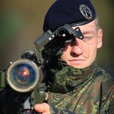 Soldat mit der Flugabwehrrakete "Stinger". Die "Fliegerfaust" nutzt die Bundeswehr seit Anfang der 90er. Sie schießt rund sechs Kilometer weit.