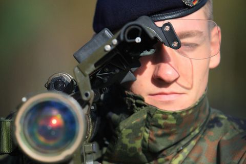 Soldat mit der Flugabwehrrakete "Stinger". Die "Fliegerfaust" nutzt die Bundeswehr seit Anfang der 90er. Sie schießt rund sechs Kilometer weit.