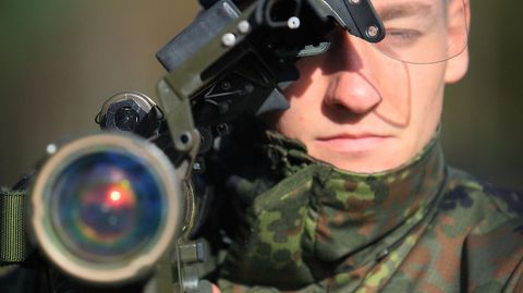 Soldat mit der Flugabwehrrakete "Stinger". Die "Fliegerfaust" nutzt die Bundeswehr seit Anfang der 90er. Sie schießt rund sechs Kilometer weit.