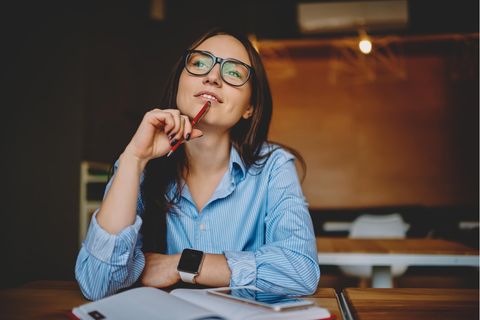 Frau mit Brille denkt nach