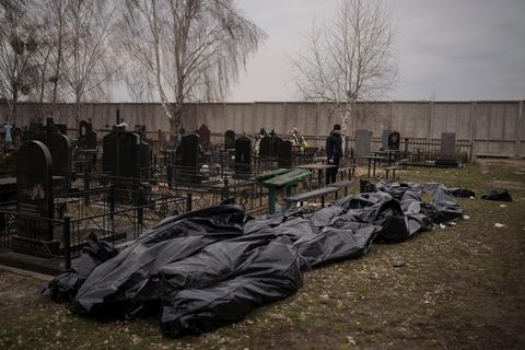 Dutzende Leichen liegen vor ihrer Beerdigung auf einem Friedhof in Butscha