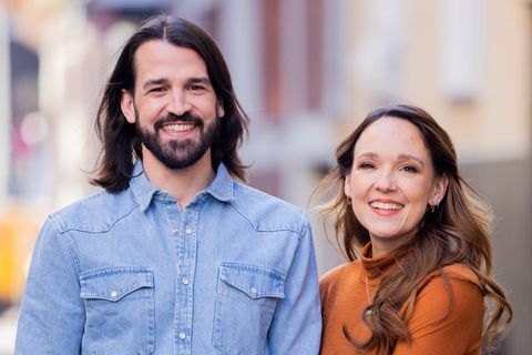 Carolin Kebekus und David Kebekus lächeln