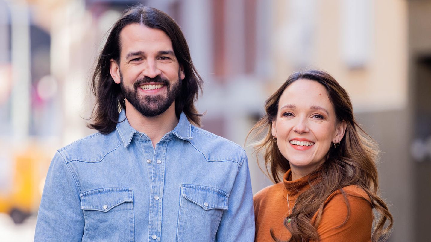 Carolin Kebekus und David Kebekus lächeln