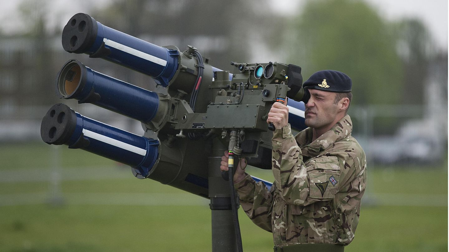 Die Hochgeschwindigskeitrakete vom Typ "Starstreak" stammt aus Großbritannien, die Geschosse fliegen mit bis zu dreifacher Schallgeschwindigkeit.
