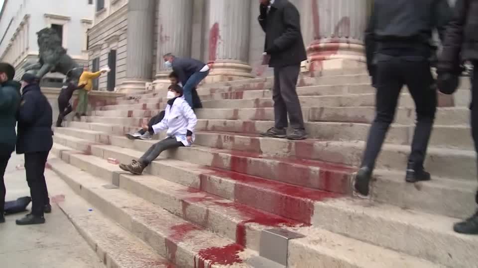 Video: Spanisches Parlament mit roter Farbe übergossen Video: Spanisches Parlament mit roter Farbe übergossen